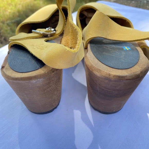 Lottas High Wood Mary Jane Clogs Yellow Size 39 (US8.5) - Picture 7 of 9